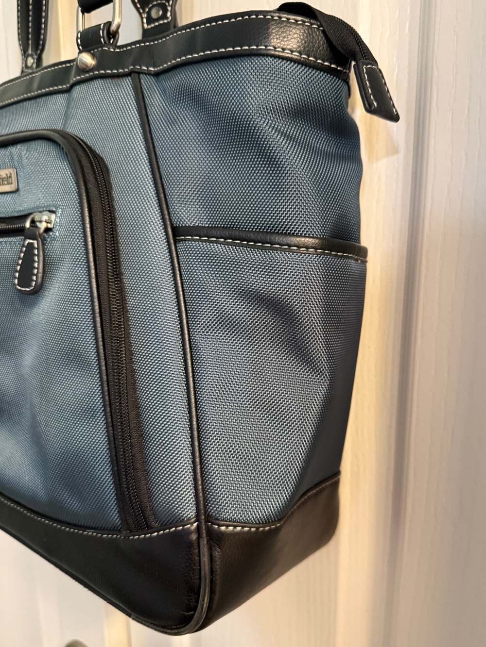 Elegant Laptop Shoulder Bag - spacious for any professional on the go - Picture 6 of 16